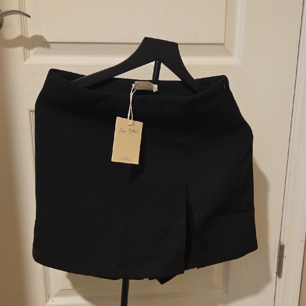 Easy Clothes Black Mini Skort with Front Slit Size M NWT